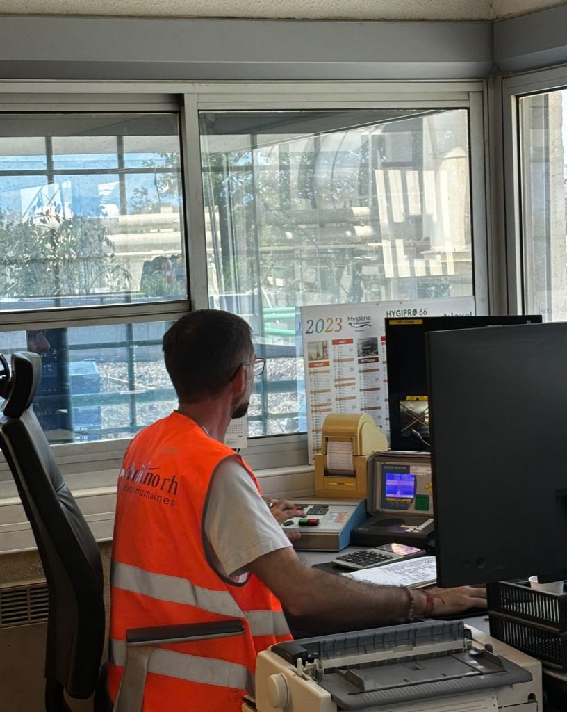 Jean et Cédric, intérimaires de Domino RH, sur le site de Roussillon Enrobés